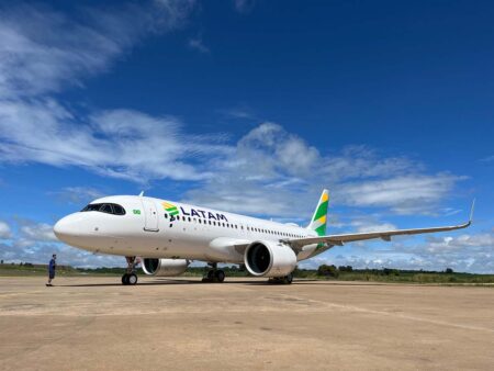 El Airbus A320 PR-XVG, dedicado a Brasil, ha sido el primero en ser pintado.