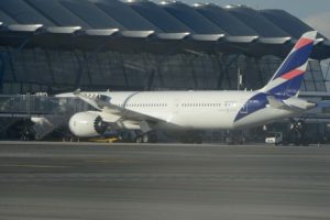 Boeing 787 de Latam en el aeropuerto de Madrid Barajas esperando sus pasajeros para Santiago de Chile.