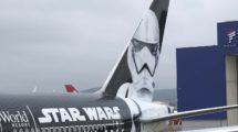 Imagen del stormtrooper de Star Wars en el Boeing 777 de LAtam.