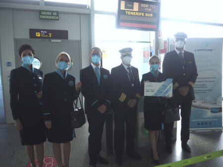 La tripulación del primer vuelo en el aeropuerto de Vigo a la espera del protocolario corte de cinta.