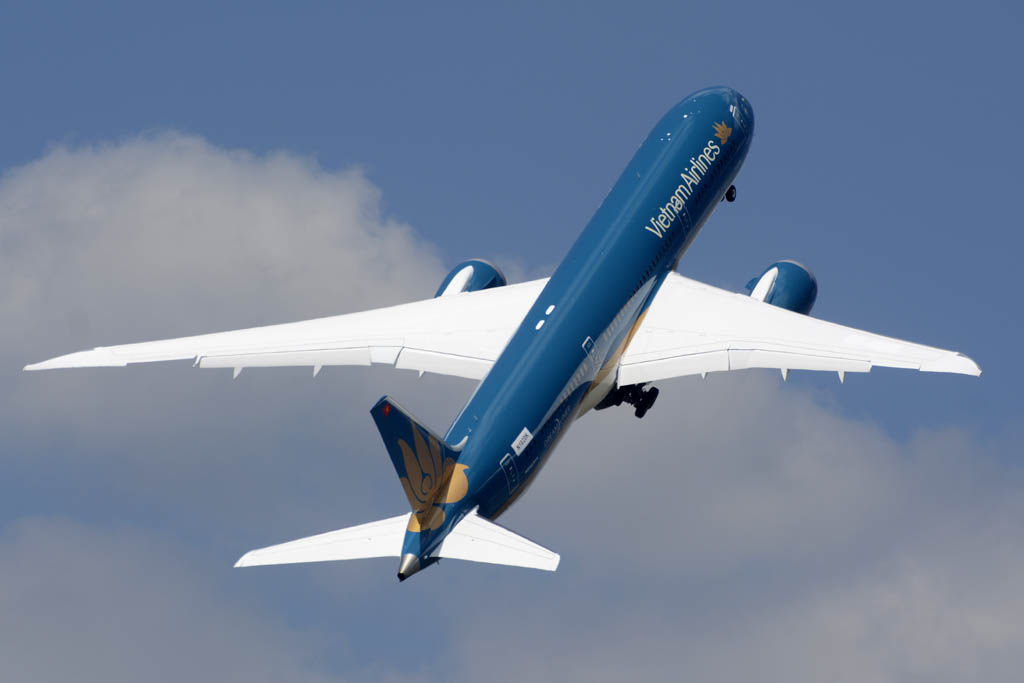 El depsegue del Boeing 787 espectacular aunqueno tan vertical como parece en el famoso video por el ángulo de la cámara.