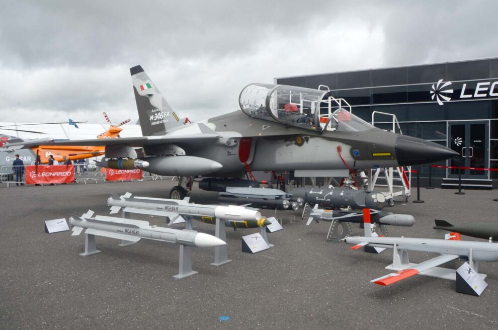 Leonardo M-346 en el salón de Farnborough 2024.