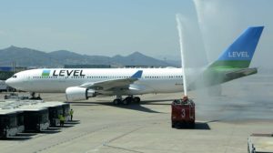 Saludo en Barcelona con un arco de agua al vuelo inaugural de Level en julio de 2017.