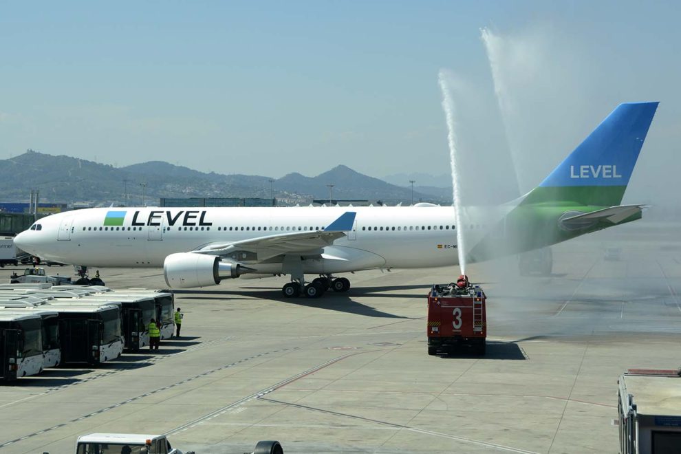 Saludo en Barcelona con un arco de agua al vuelo inaugural de Level en julio de 2017 a su salida.