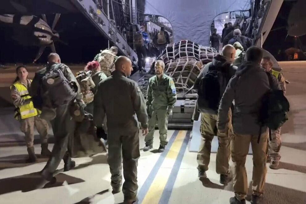 Españoles embarcando en el A400M en el aeropuerto de Beirut.