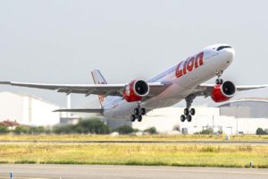 El primer Airbus A330neo de Lion Air depsegando de Toulouse.