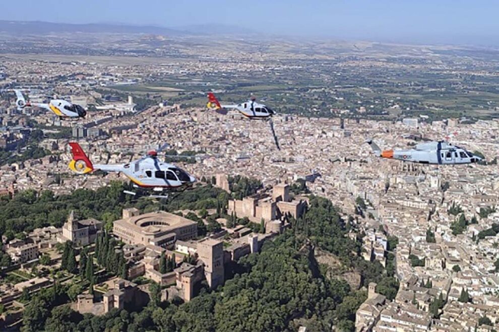 Los dos H135 fueron escoltados por un S-76 y un EC120 del Ala 78 a su llegada a Granada.