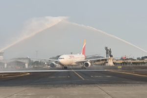 Arco de agua en Guayaquil para celebrar la llegada del primer vuelo de Iberia al aeropuerto de la ciudad.
