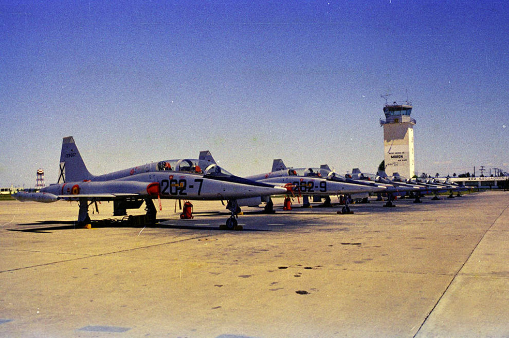 Siete de los primeros F-5B del 202 Escuadròn en Morón poco después de su llegada.