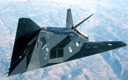 Algunas de las primeras imágenes del F-117 estaban tomadas desde ángulos que distorsionaban la forma real del avión,.