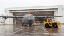 El primer C-130J de la Fuerza Aérea alemana sale, bajo la lluvia, del hangar de pintura de Lockheed Martin en Marietta.
