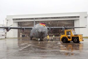 El primer C-130J de la Fuerza Aérea alemana sale, bajo la lluvia, del hangar de pintura de Lockheed Martin en Marietta.