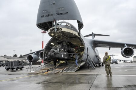 Desacarga de un AH-64 de un C-5M.