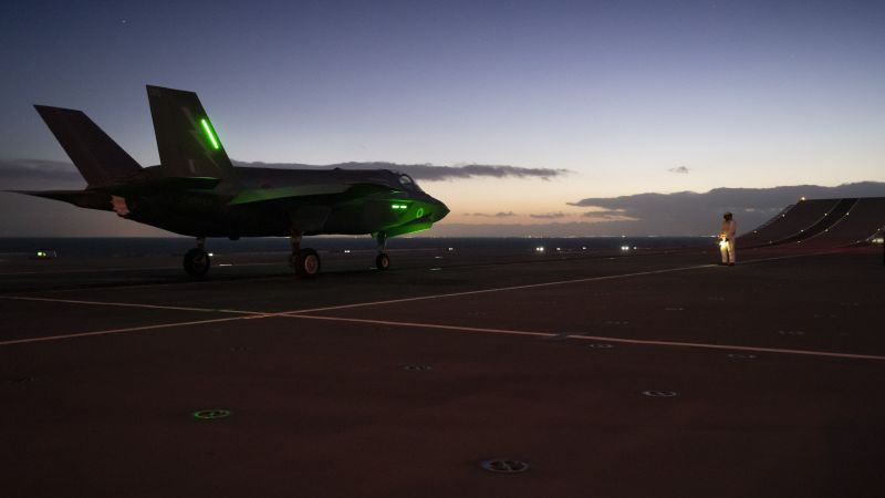 Uno de los F-35B del 207 Escuadrón de la RAF listo para las operaciones nocturnas a bordo del HMS Queen Elisabeth.