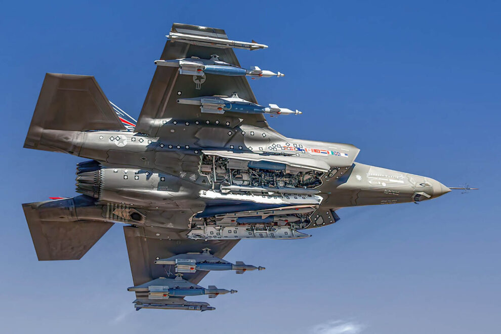 Lockheed Martin F-35 con armamento interno e interno.