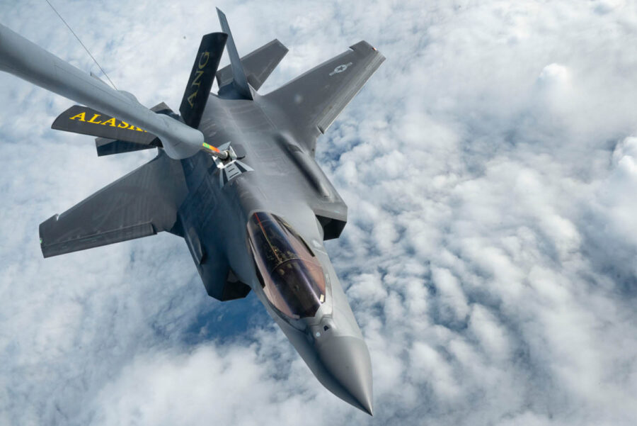 Lockheed Martin F-35A de la USAF durante un repostaje en vuelo.
