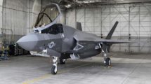 El último F-35 entregado en 2018, en uno de los hangares en la factoría de Fort Worth donde se llevan a cabo las últimas pruebas