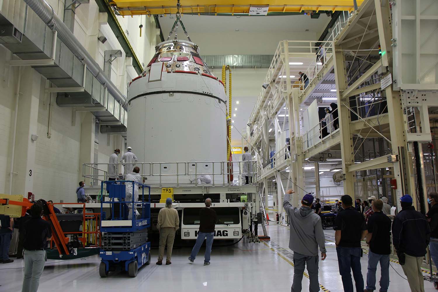 Carga de la cápsula Orion y el módulo de servicio en el camión para su traslado a las instalaciones de la NASA.