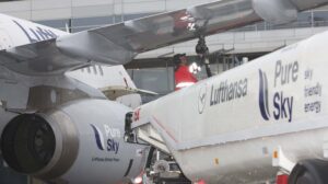 Carga de SAF en un avión de Lufthansa.