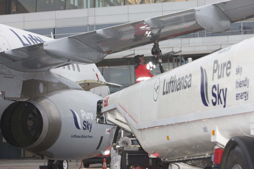 Carga de SAF en un avión de Lufthansa.