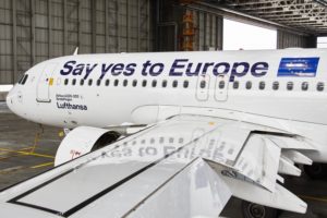 Detalle del Airbus A320 ya con los vinilos con el slogan aplicados.