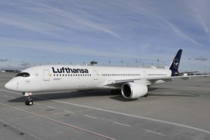 El Airbus A350 es un ejemplo de los nuevos aviones que está incorporando el grupo Lufthansa para reducir su huella de CO2.