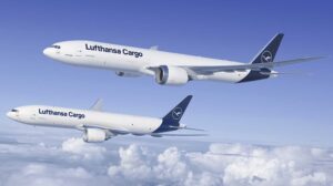 Las dos versiones de craga del Boeing 777 con colores de LufthaNSA.
