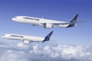 Las dos versiones de craga del Boeing 777 con colores de LufthaNSA.