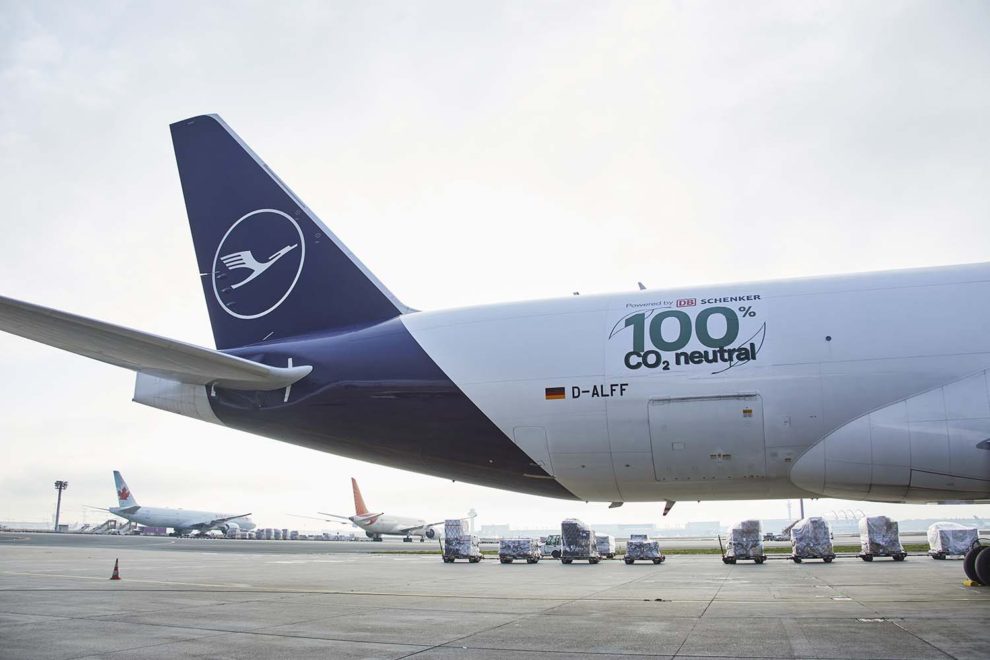 Lufthansa Cargo decoró el Boeing 77F con un emblema para celebrar el vuelo neutro en CO2.