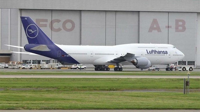 Una de las varias imágenes creadas con Photoshop de los nuevos colores de Lufthansa que circulan por Internet.