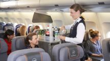 El Grupo Lufthansa se une definitivamente al club de aerolíneas que cobran por la comida y bebida a bordo.