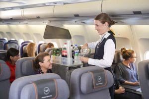 El Grupo Lufthansa se une definitivamente al club de aerolíneas que cobran por la comida y bebida a bordo.