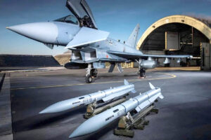 Misiles MBDA Meteor junto a un Eurofighter alemán.