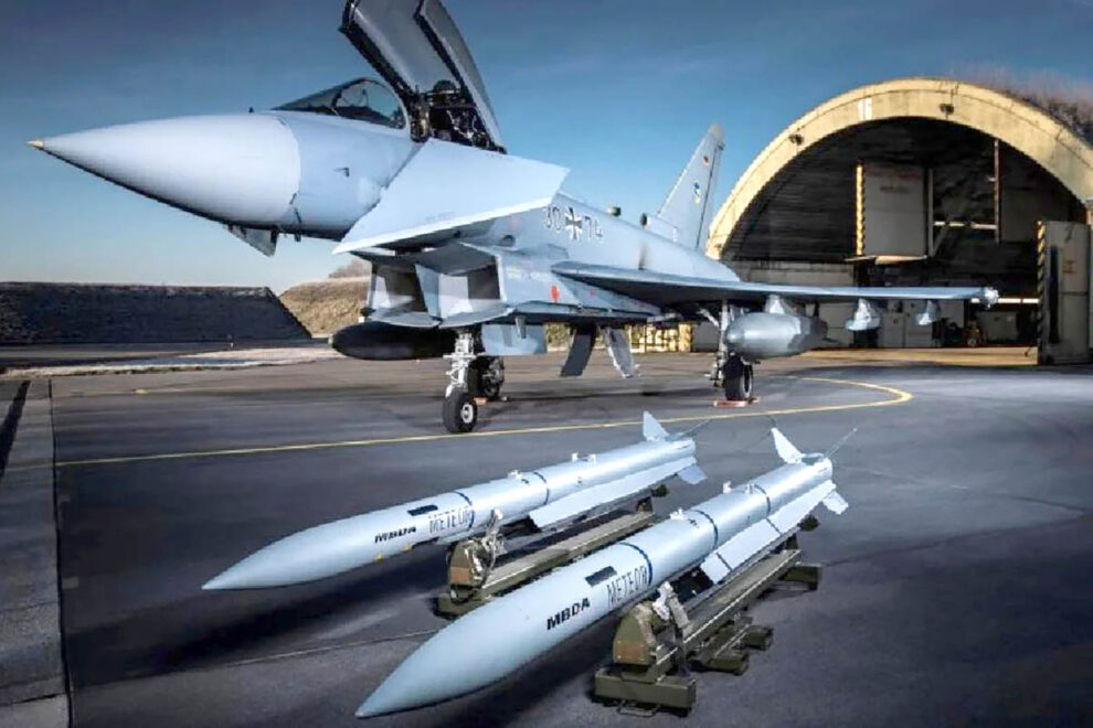 Misiles MBDA Meteor junto a un Eurofighter alemán.