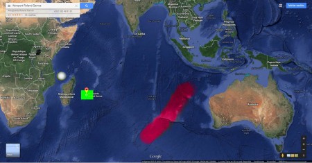 mapa del océano Índico. En rojo la zona donde se ha buscado al avión de Malaysia Arlines; en gris la isla de Comoros y en verde la isla de Reunión donde ha aparecido la supuesta pieza del Boeing 777.