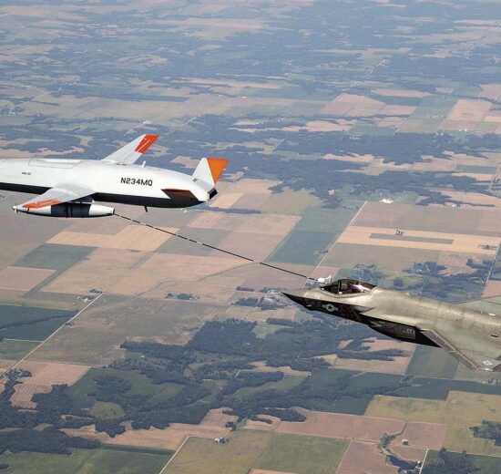 El MQ-25 repostando en vuelo a un F-35C de la Marina de EE.UU.