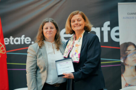Isabel Pérez Gande de la Agencia Espacial Española, con Elisabeth Melo.