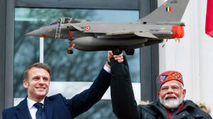 El presidente francés y el primer ministro de India con una maqueta del Rafale en un anterior anuncio de compra de este avón de combate.