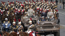 Llegada de Macron al desfile del 14 de julio en los Campos Eliseos de París.