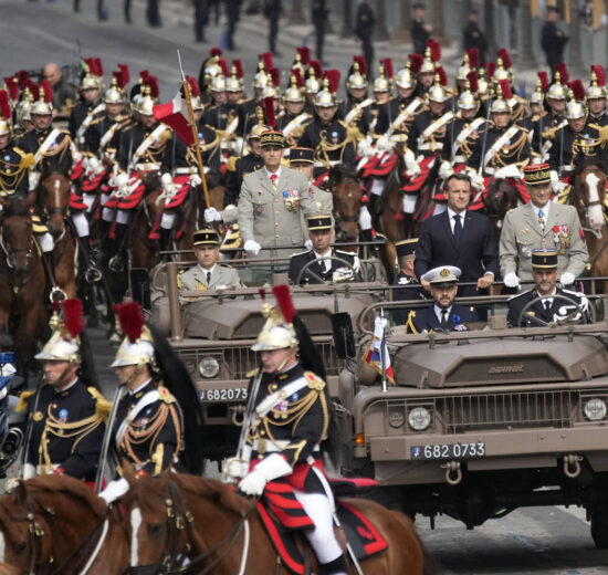 Llegada de Macron al desfile del 14 de julio en los Campos Eliseos de París.