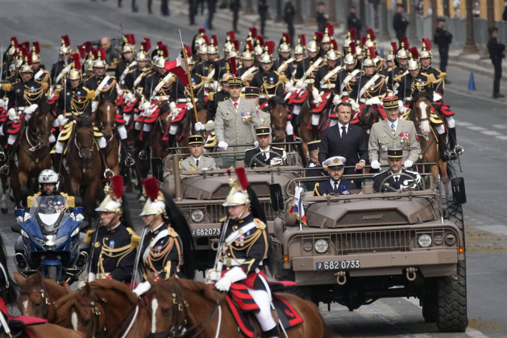 Llegada de Macron al desfile del 14 de julio en los Campos Eliseos de París.