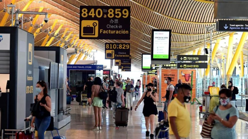 La cáida de pasajeros, y con ello de los ingresos ha llevadoa a Aena a perder 126,8 millones de euros en 2020.