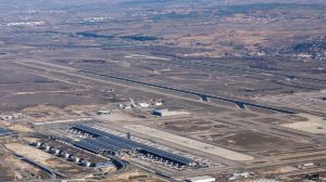 En primer plano la T4 de Madrid Barajas, sobre ella, la pista 18R/36L.