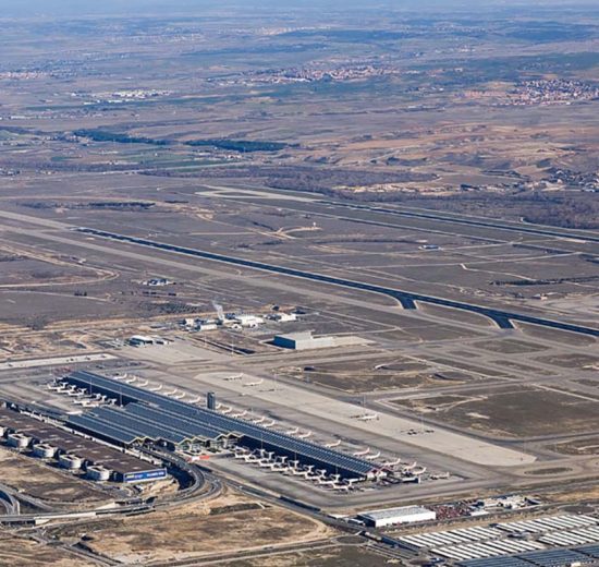 En primer plano la T4 de Madrid barajas, sobre ella, la pista 18R/36L.