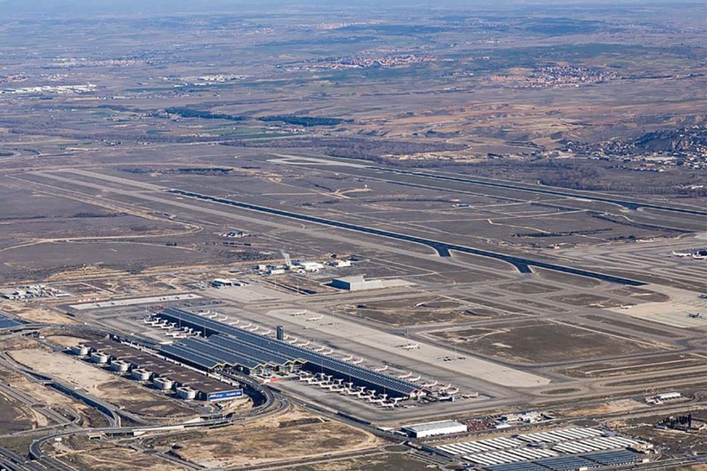 En primer plano la T4 de Madrid barajas, sobre ella, la pista 18R/36L.