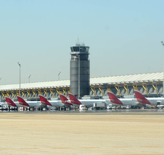 Aena cree que el tráfico aéreo español crecerá casi un 3 por ciento hasta el final de 2026.