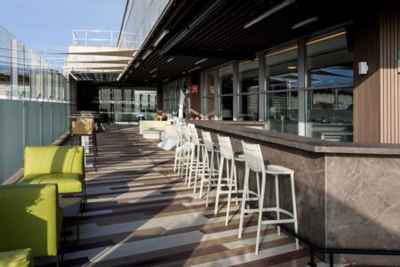 Barra en la terraza de la nueva sala VIP en la T1 de Madrid-Barajas