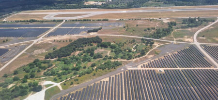 Placas solares junto a las cabeceras 18L (arriba) y 18R (abajo, fuera de la imagen).