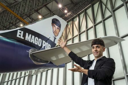 Antonio Díaz, el Mago Pop, frente al avión con su imagen.