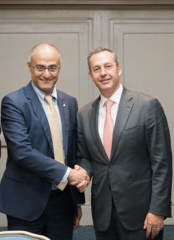 Los directores generales de Aeroméxico y El Al, Andrés Conesa y David Maimon,  tras la firma del acuerdo entre ambas aerolíneas.
